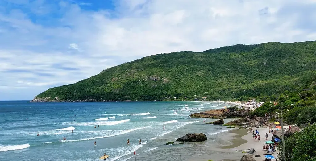 Descubre todo lo que necesitas saber sobre Bombinhas antes de disfrutar de sus playas y actividades acuáticas.
