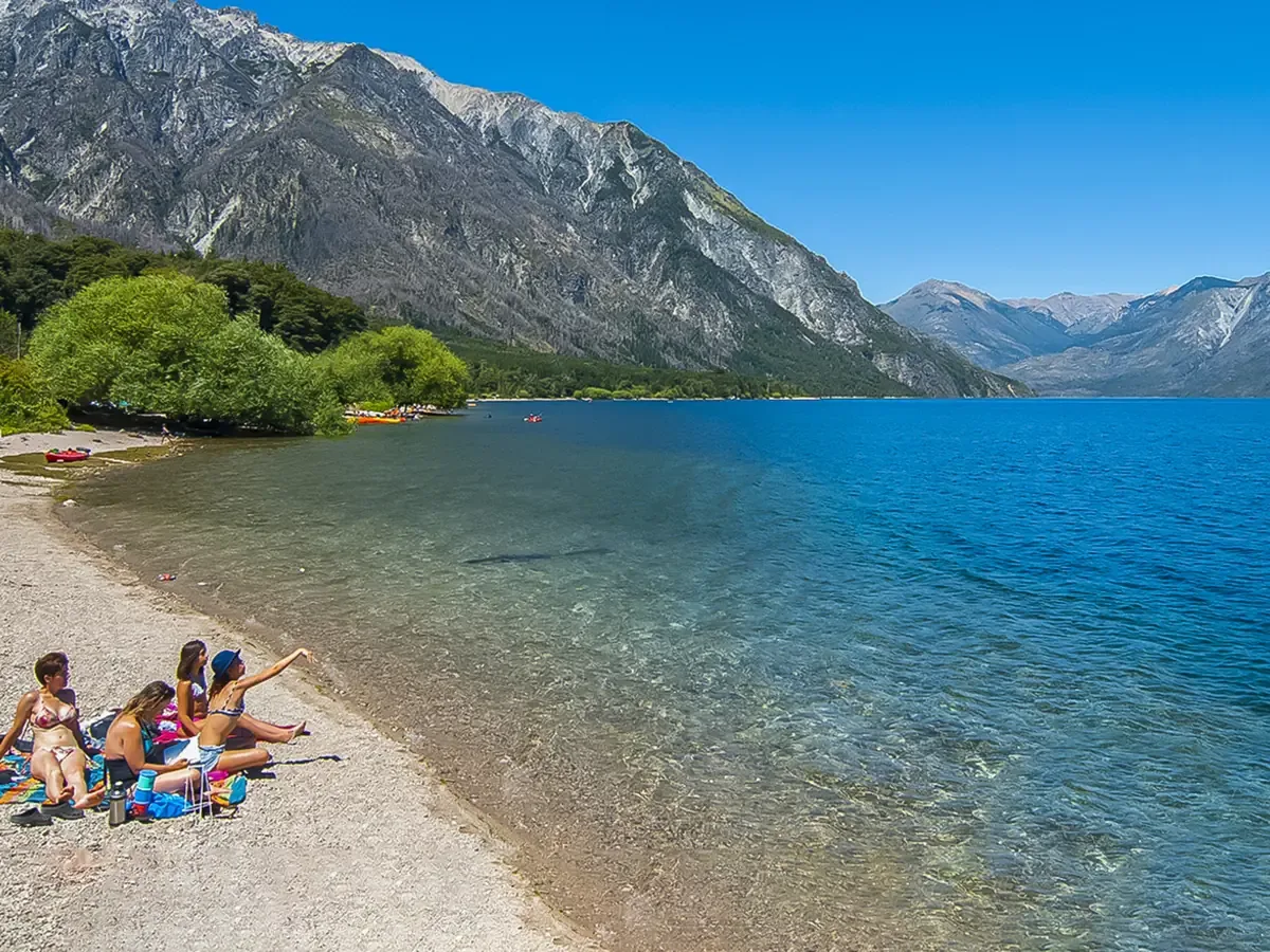 Descubre un paraíso veraniego en la Patagonia, lleno de naturaleza y sabores únicos.