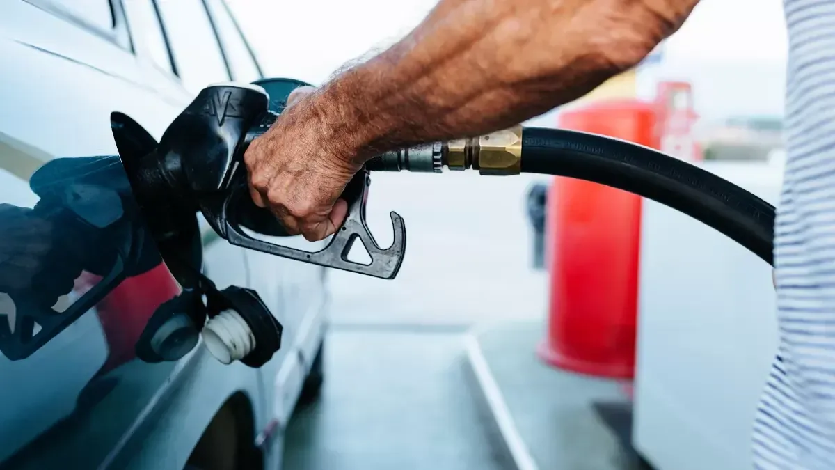 Copec ofrece rebajas de $100 por litro en varias regiones de Chile, facilitando el abastecimiento a miles de conductores.