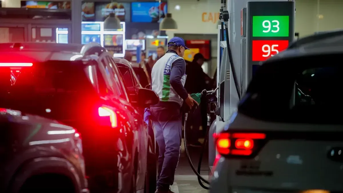 Copec ofrece un descuento de $100 por litro a los automovilistas para aliviar el costo de los combustibles.
