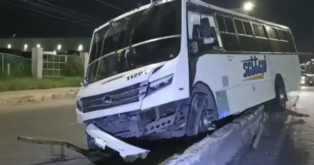 El conductor de un autobús se quedó dormido al volante y causó daños significativos a la infraestructura vial.