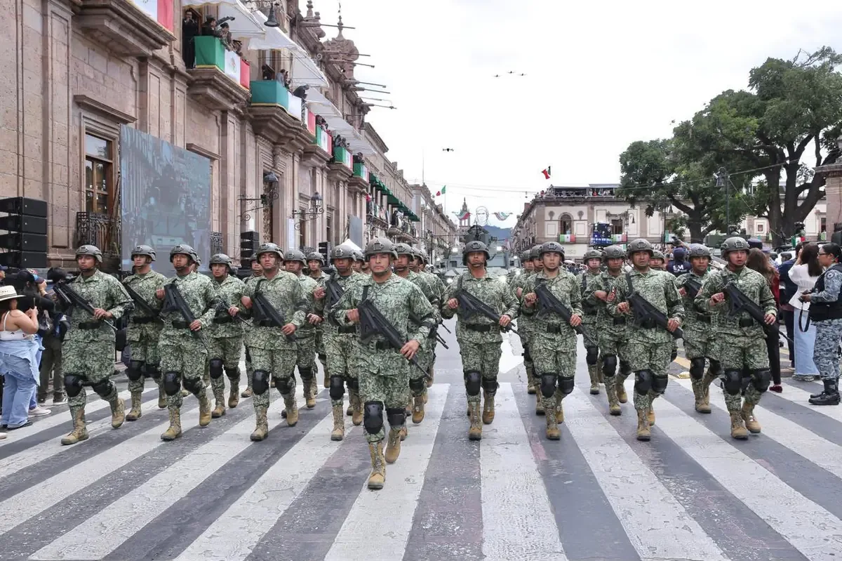 El desfile honra el 261 aniversario del natalicio de José María Morelos, resaltando la unidad y el orgullo de los michoacanos.