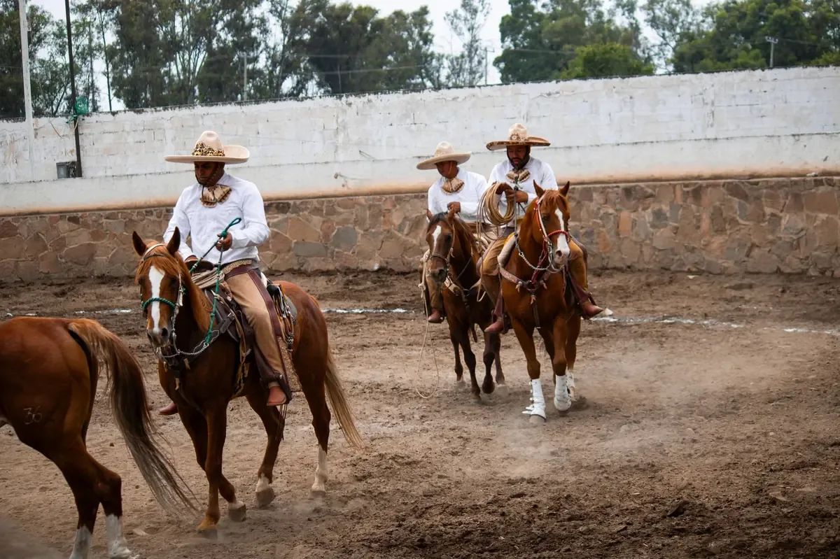 Miles de ciudadanos presencian el desfile que conmemora la histórica lucha por la libertad en México.