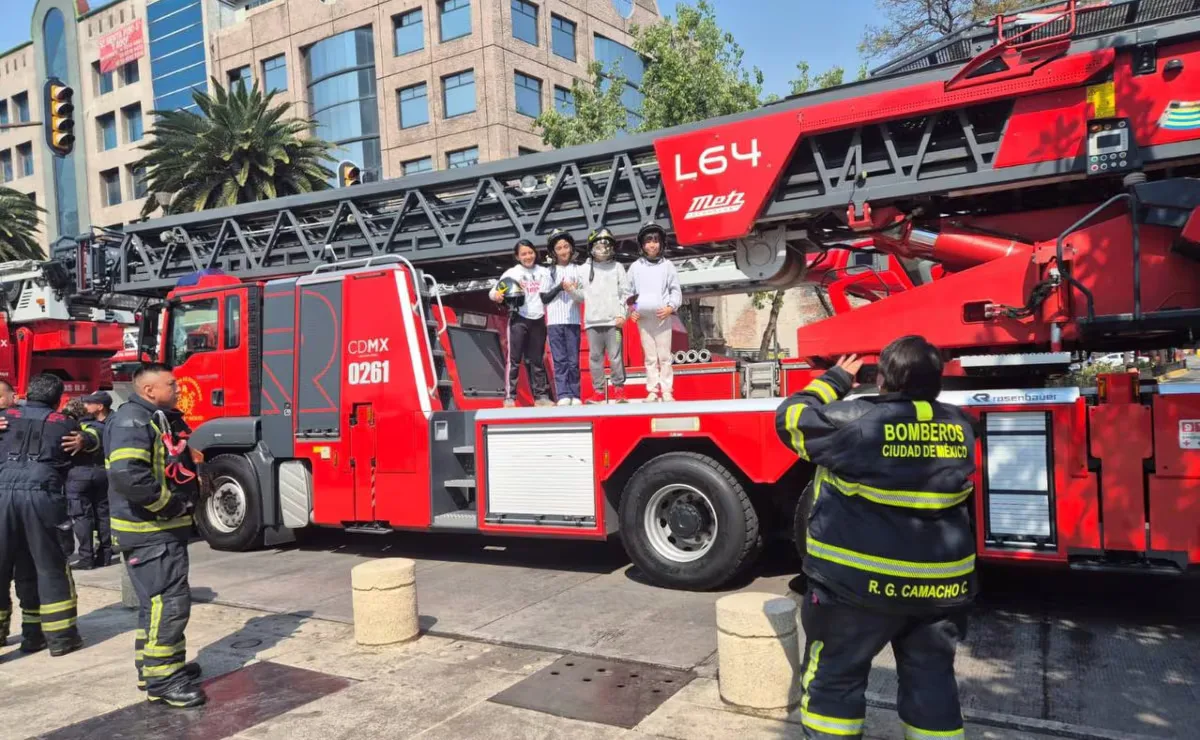 Desfile del Día de la Bombera y el Bombero en el Zócalo de CDMX.