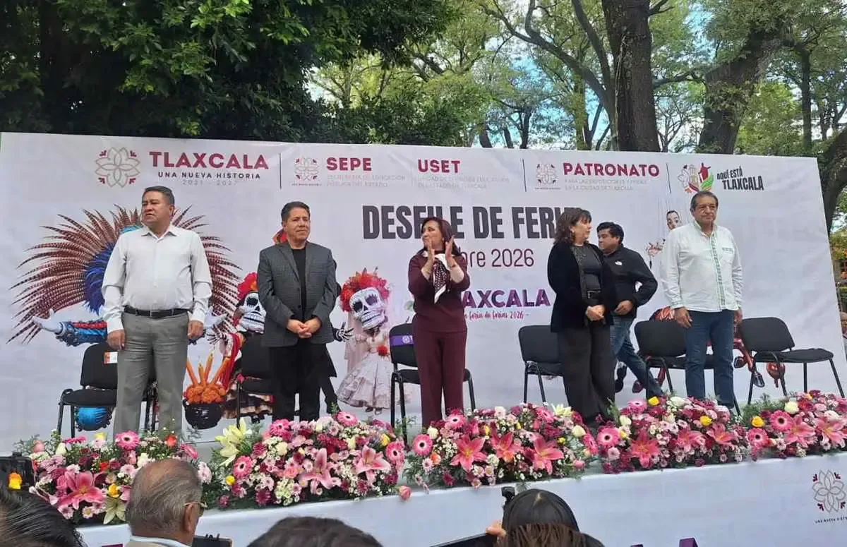 La participación de 90 contingentes resaltó las tradiciones de Día de Muertos en el centro histórico de Tlaxcala.