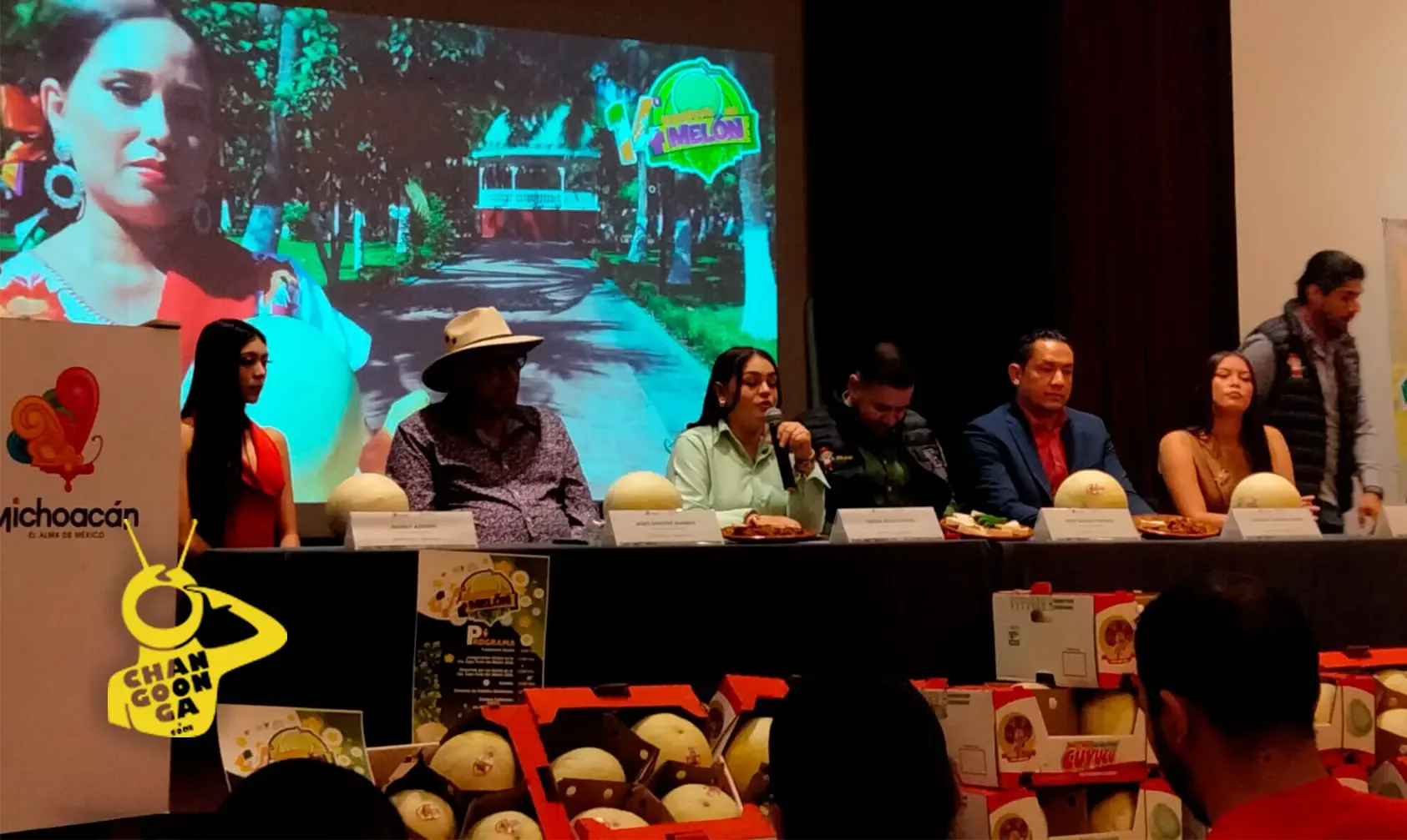 Desfile inaugural de la Feria del Melón en La Huacana, Michoacán.