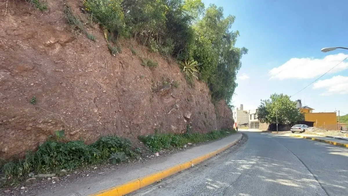 Los deslaves de tierra y roca ponen en riesgo a peatones y automovilistas en la zona de Presa de Rocha, Guanajuato.