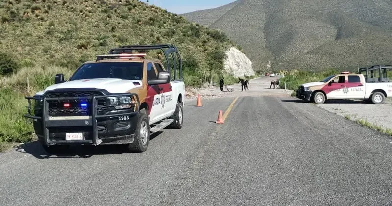 La Guardia Estatal trabaja para despejar la carretera tras fuertes lluvias.