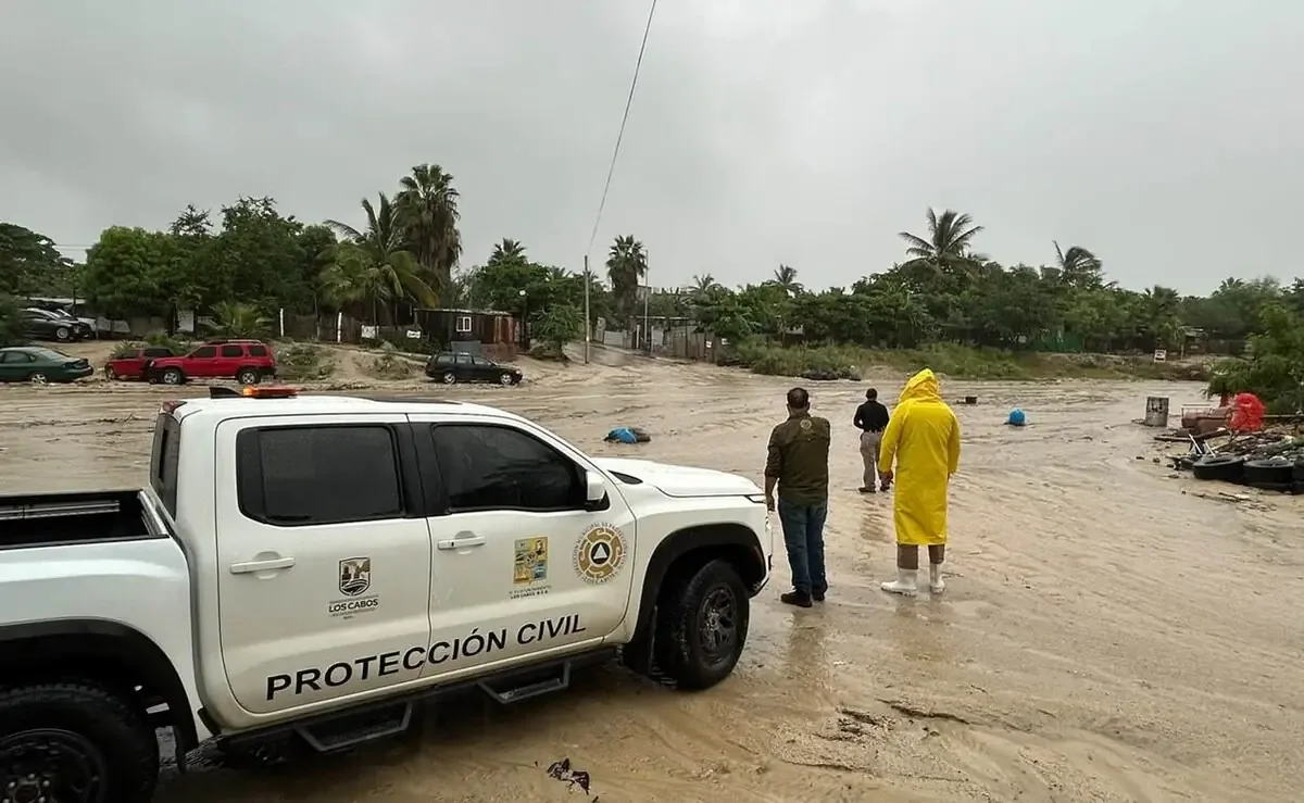 Las intensas lluvias han dejado afectaciones en Sinaloa y Baja California Sur, obligando a cerrar playas y suspender clases.