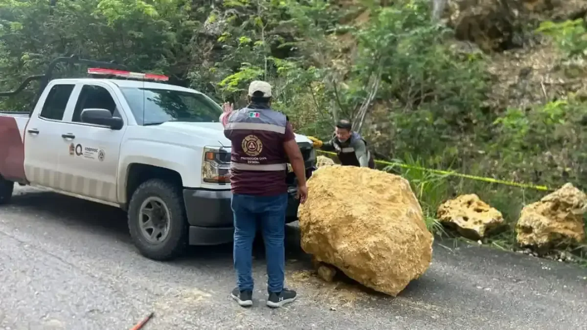La circulación en la carretera Calderón-Rovirosa se interrumpió por un deslizamiento de rocas; Protección Civil moviliza recursos para la limpieza.
