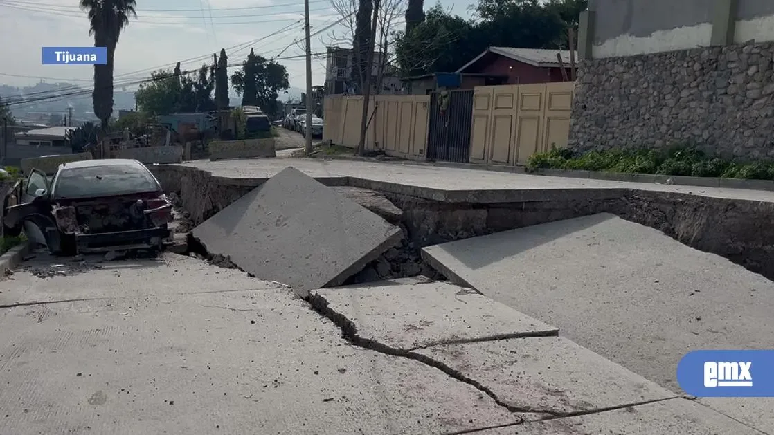 Deslizamiento de tierra en la colonia Reforma de Tijuana genera evacuaciones.