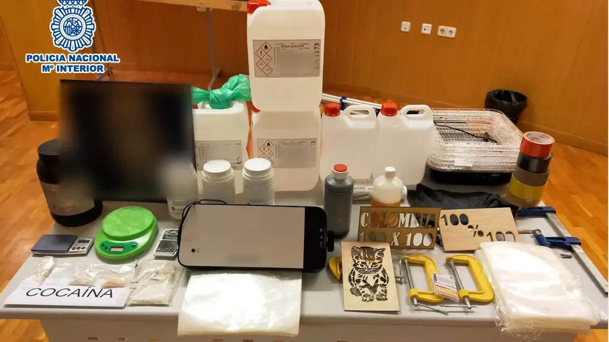 La Guardia Civil detiene a una pareja tras descubrir un laboratorio de dulces adulterados en Alicante.