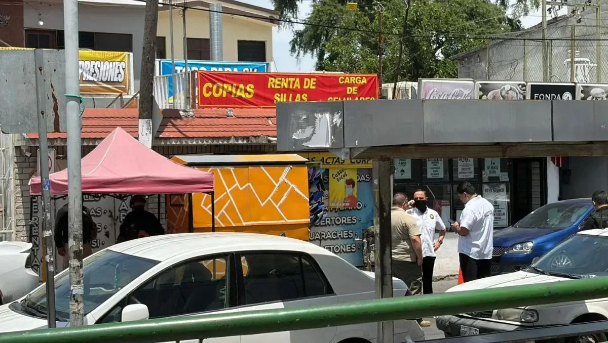 La Fiscalía detuvo a dos hombres y aseguró sustancias ilícitas durante un operativo en un local frente a la Clínica del IMSS.