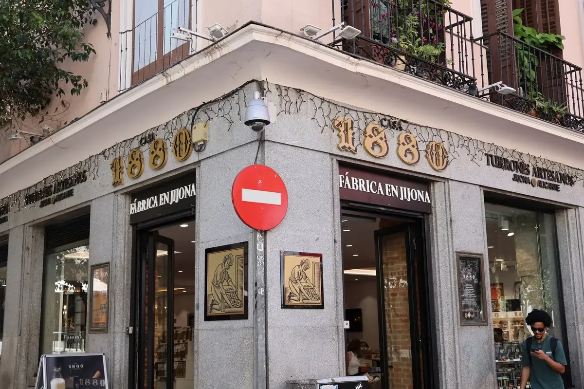La Guardia Civil detiene a un hombre tras interceptar una furgoneta con perfumes valorados en 380,000 euros.
