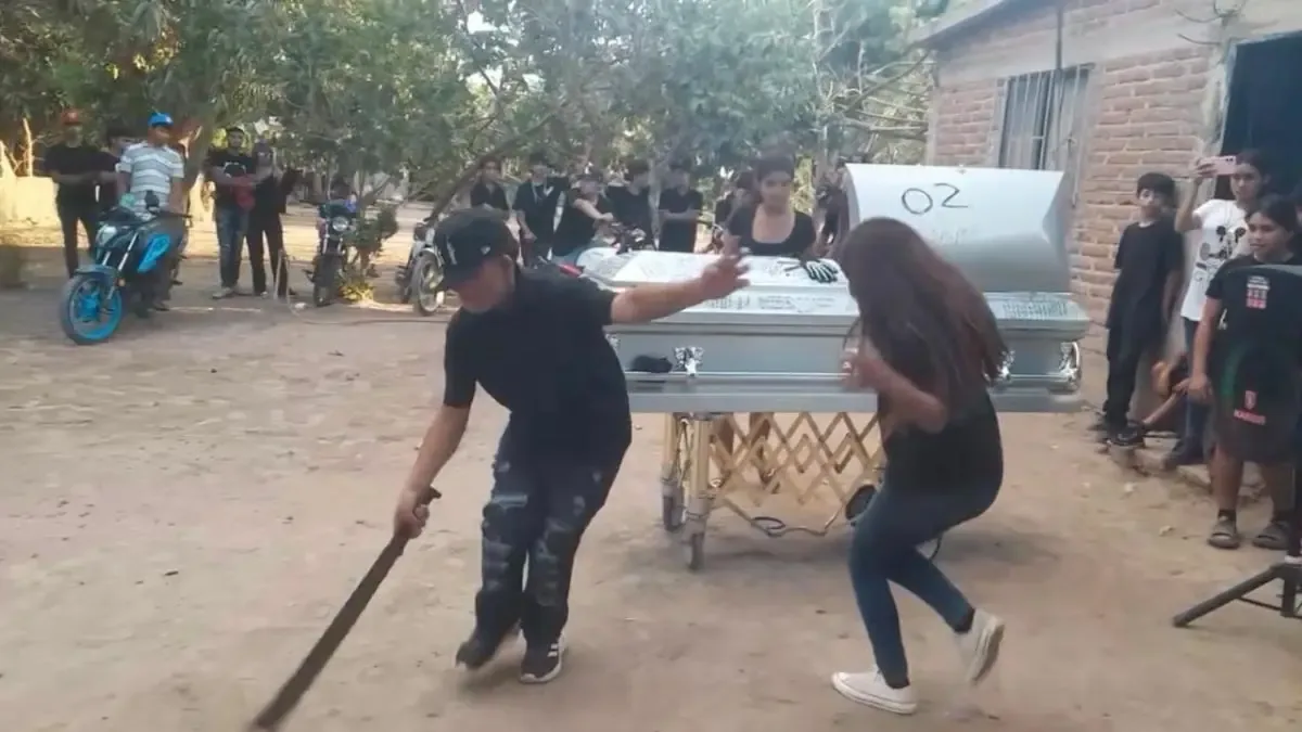 La comunidad de El Aguajito se manifiesta en una despedida única para el joven fallecido por una riña familiar.