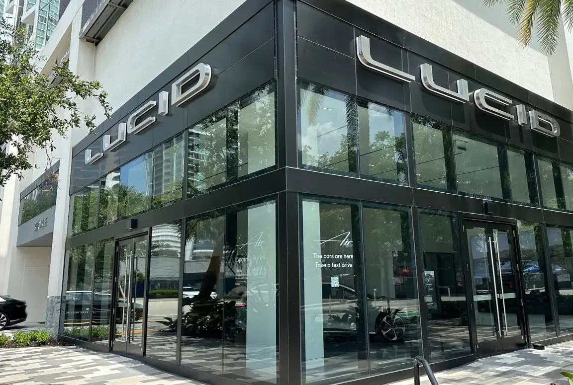 La reestructuración de Lucid Motors revela claves en la gestión financiera de startups.