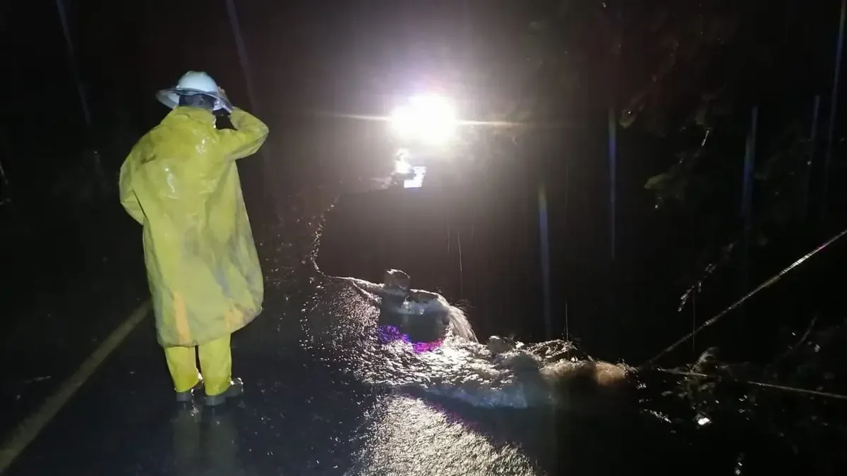 Las lluvias en la Sierra Norte de Puebla causan un desprendimiento, afectando la circulación vehicular y poniendo en riesgo a los automovilistas.