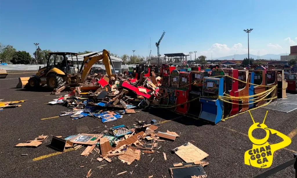 Destrucción de máquinas tragamonedas en el Estadio Morelos por autoridades de Michoacán.