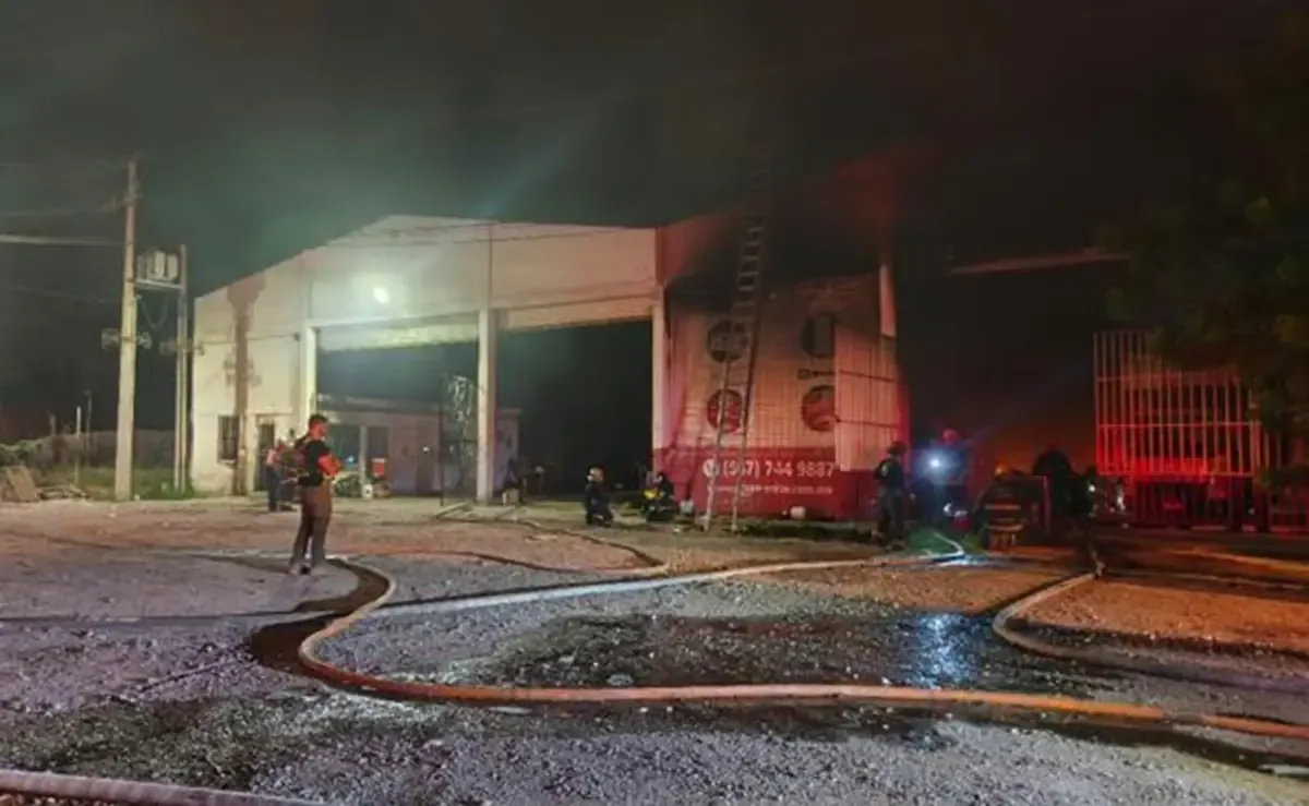 Un incendio en Culiacán provocó la destrucción de múltiples vehículos y electrodomésticos, lo que ha llevado a una investigación.