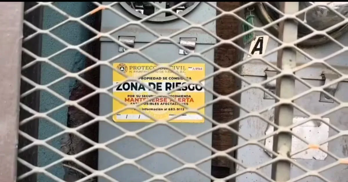 Detalle de agrietamientos en la vivienda en Madero Sur, Tijuana.