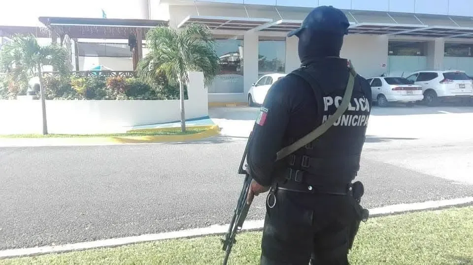Detención de tres personas implicadas en el asalto al Hospital Galenia en Cancún.