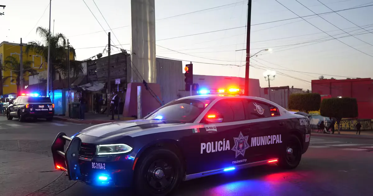 Detención de un hombre con un fusil en la colonia Emperadores de Tijuana.