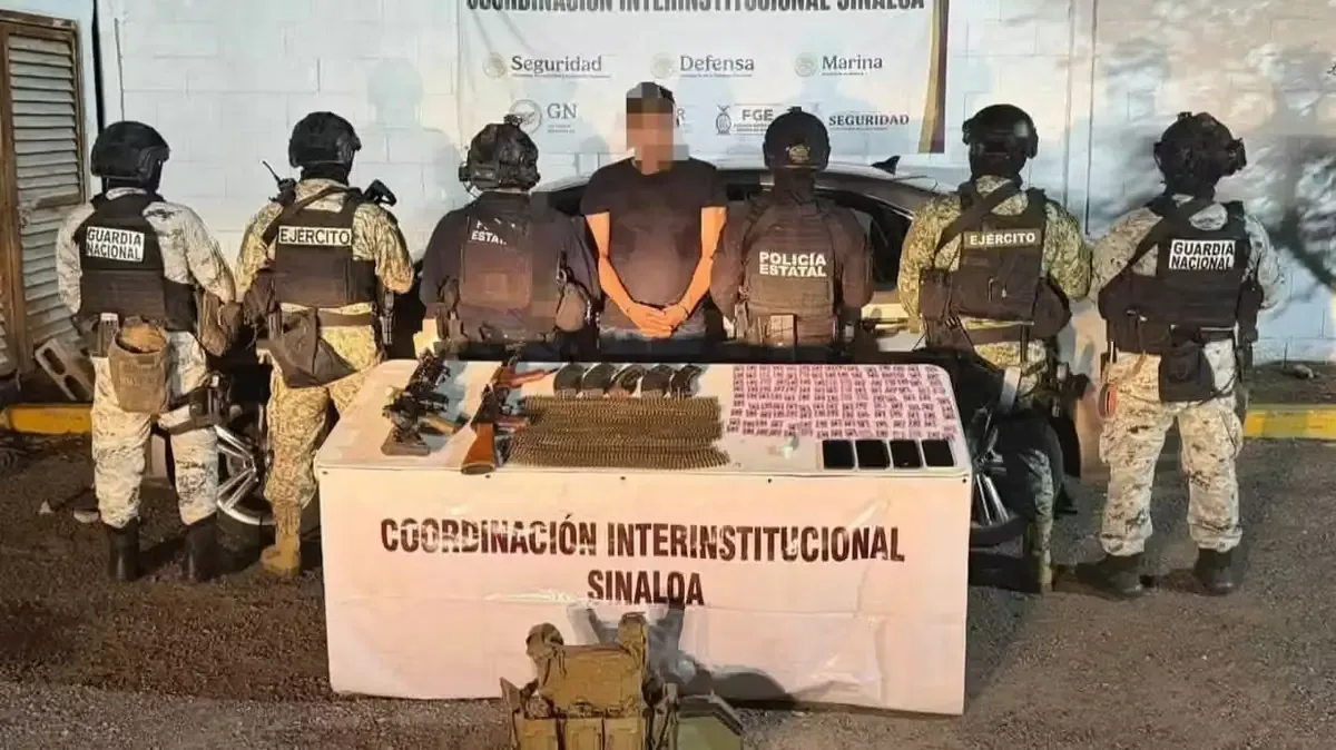 La Policía Estatal detuvo a un hombre en Culiacán con armamento y drogas durante un operativo.