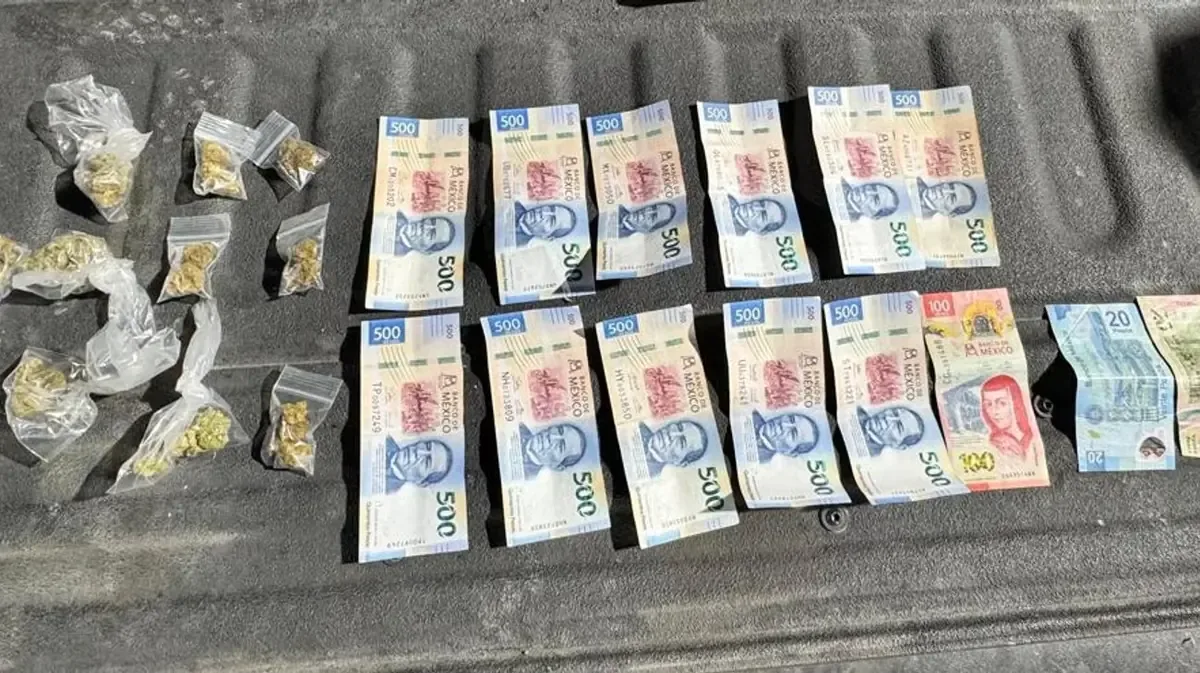 La Policía de Monterrey realizó un operativo que culminó con la detención de un sujeto por posesión de sustancias ilícitas y dinero en efectivo.