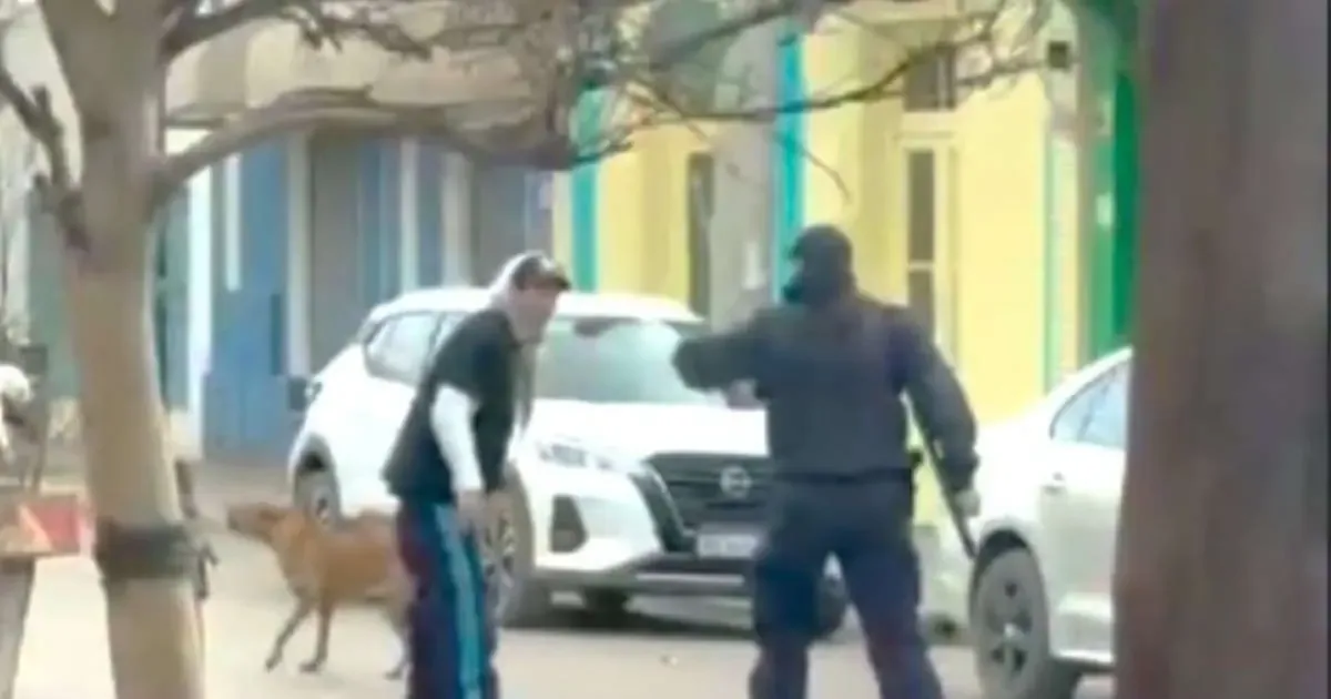 Un hombre fue arrestado tras intentar atacar a alguien en la celebración del triunfo de Argentina, generando miedo entre los asistentes.
