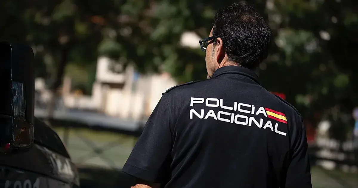 Dos españoles fueron arrestados por abusar de inmigrantes en condiciones laborales precarias.