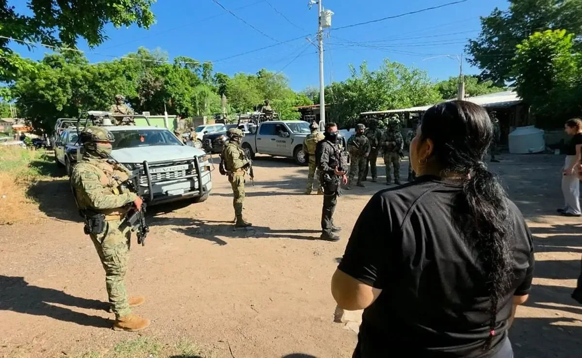 La operación contra el crimen en Sinaloa incluyó cateos y el aseguramiento de armas.