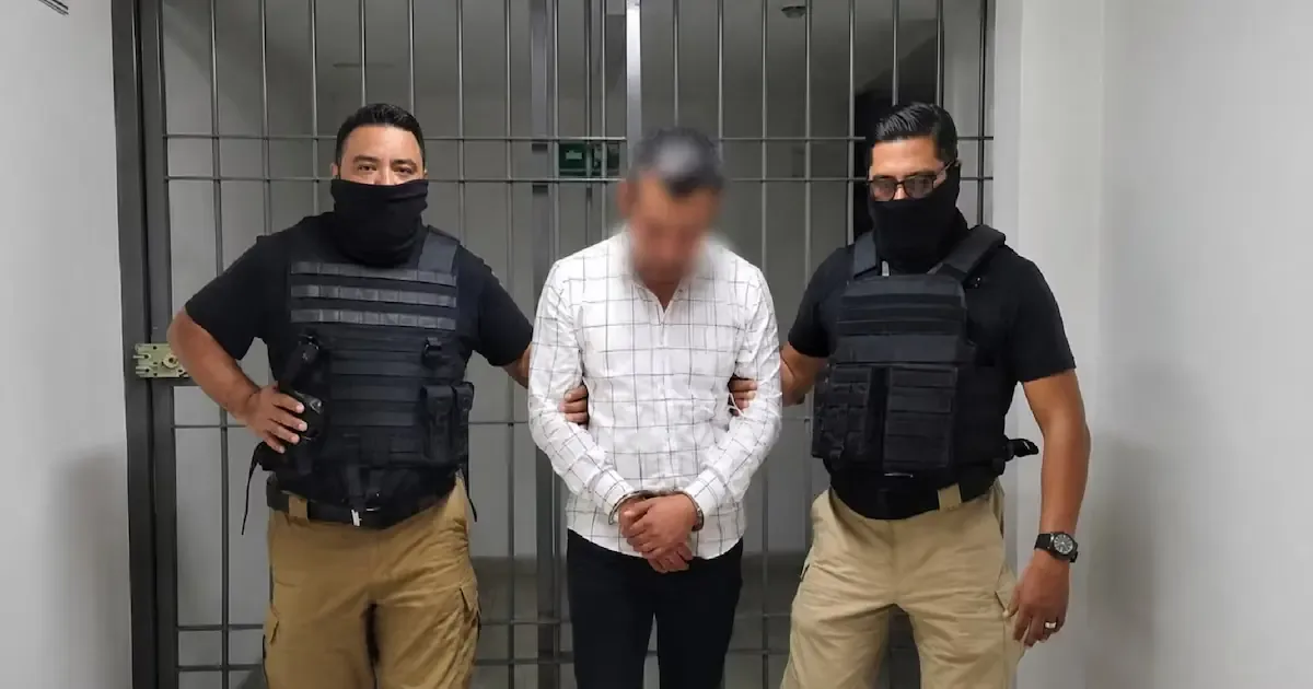 Said de Jesús Godos Luna enfrenta una orden de aprehensión por abuso de autoridad y cohecho.