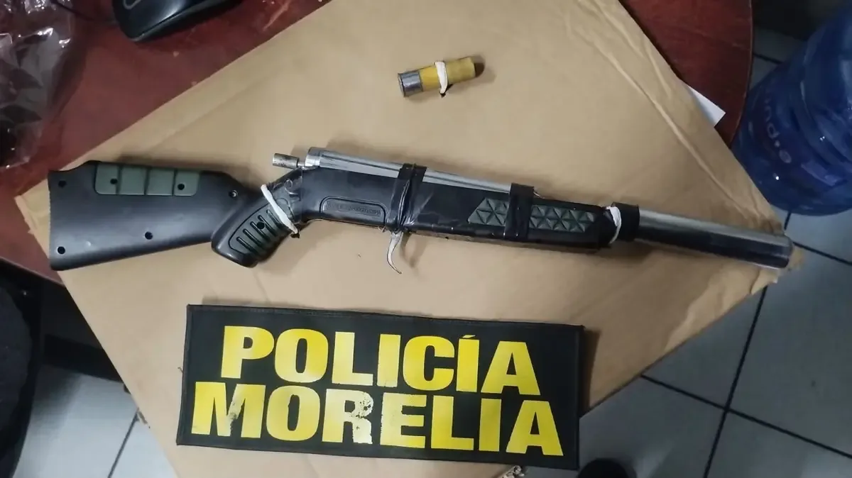 La Policía Morelia asegura un vehículo robado y un arma, reforzando su labor en seguridad ciudadana.