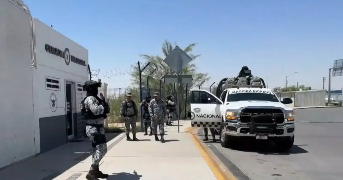 Agentes acusados de secuestrar pasajeros en el Aeropuerto de Ciudad Juárez.
