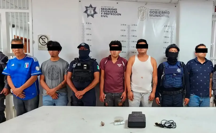 Las autoridades locales logran recuperar un vehículo robado y arrestan a los presuntos responsables.