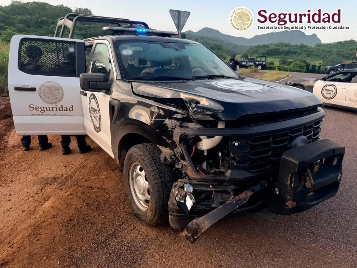 Agentes federales aseguraron armamento y chalecos en un enfrentamiento con civiles en Sinaloa.