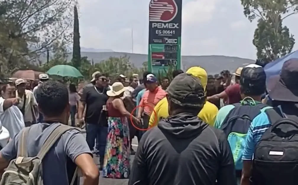 La situación se tornó violenta durante un desalojo de maestros en Oaxaca, dejando heridos y numerosos daños.