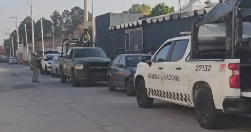 La Policía de Puebla captura a sospechosos por colocar una lona amenazante.