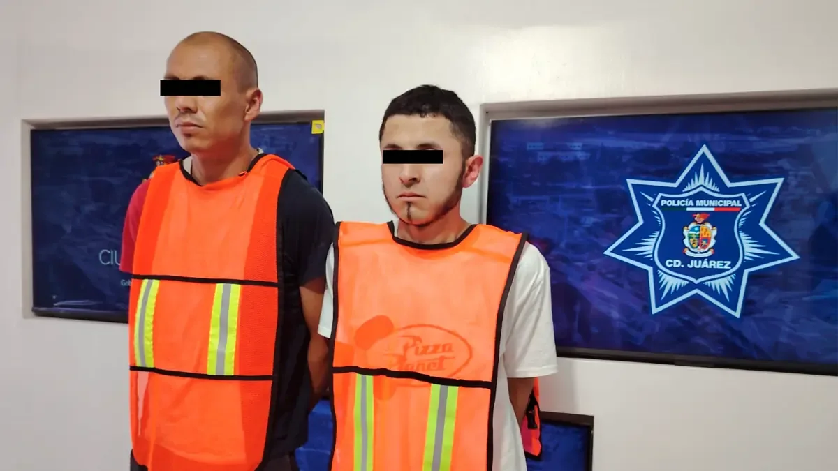 Agentes de seguridad pública arrestan a dos individuos en Chihuahua tras hallar droga en su vehículo.