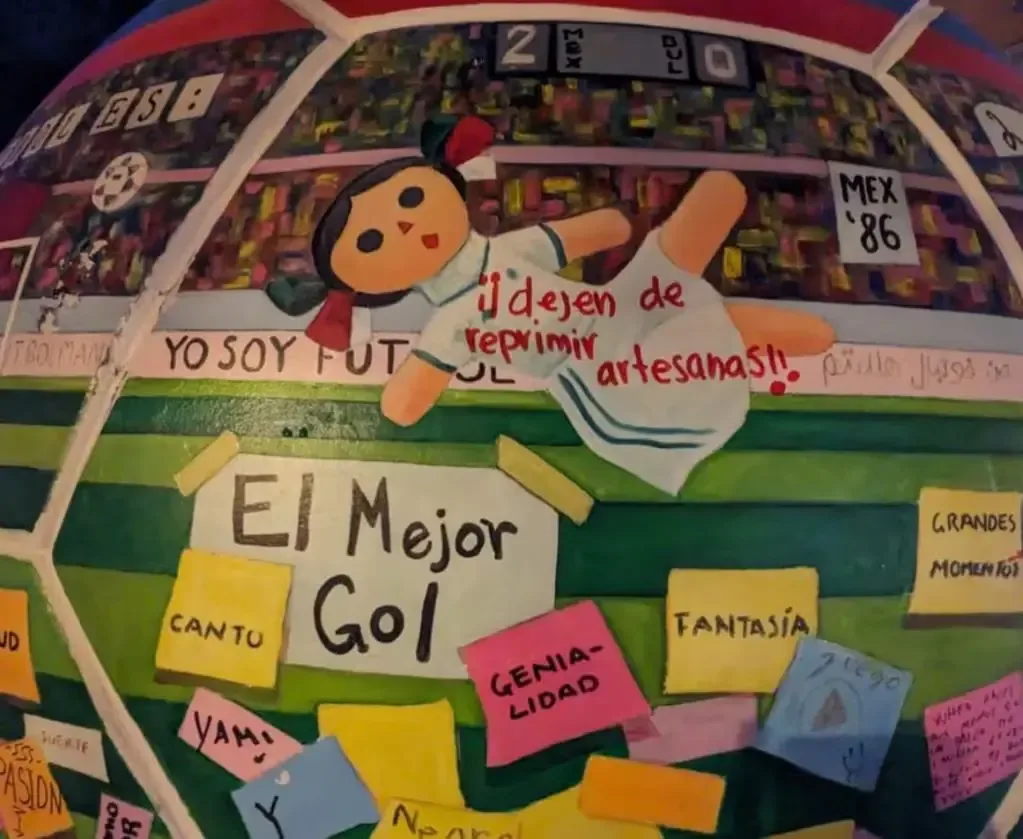 Las detenidas realizaron pintas en un balón de la exposición mundialista, generando controversia en la ciudad.
