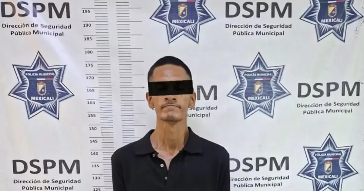 Un hombre fue arrestado mientras observaba desde una casa; ahora enfrenta cargos relacionados con un robo.