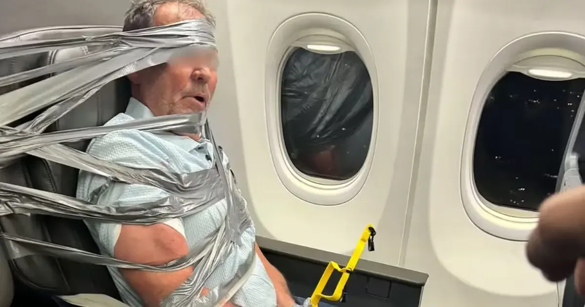 Un pasajero fue contenido con cinta adhesiva tras atacar a otros viajeros en un vuelo desde Dallas a Nueva Jersey.