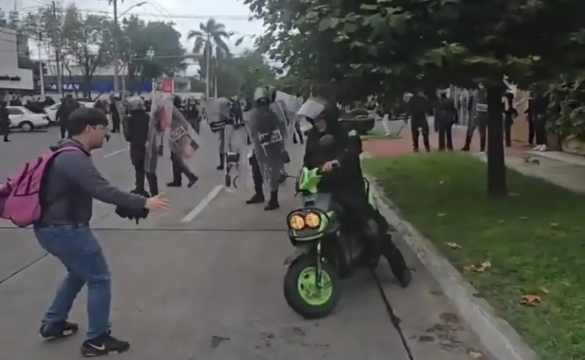 La madre de un joven detenido en una manifestación acusa abuso policial y exige justicia.