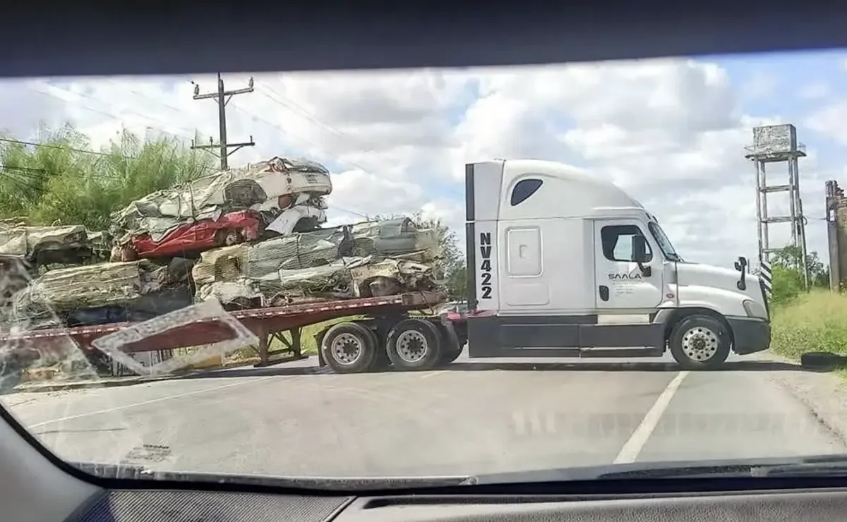 La captura de un delincuente desató bloqueos viales en Tamaulipas y afectó el paso en puentes internacionales.