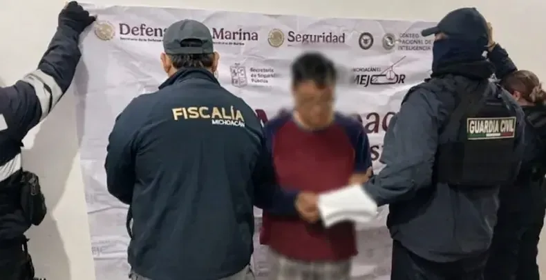 La detención responde a una orden judicial tras denuncias de abuso en una escuela secundaria.