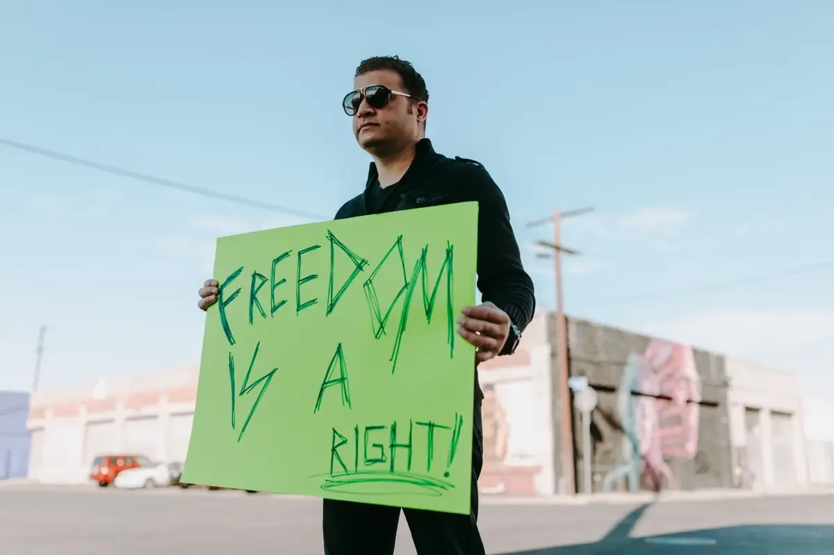 La detención de Yiannopoulos se produce en medio de un contexto político polarizado sobre la inmigración.