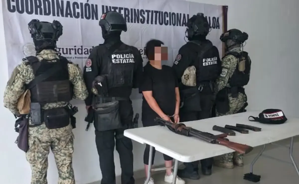 Las autoridades aseguraron un arsenal y rescataron a un joven reportado como desaparecido desde julio.