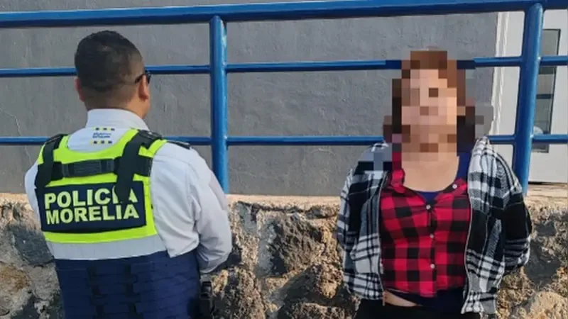 Ciudadanos colaboraron en la captura de una mujer que intentó engañar a un adulto mayor en un banco.