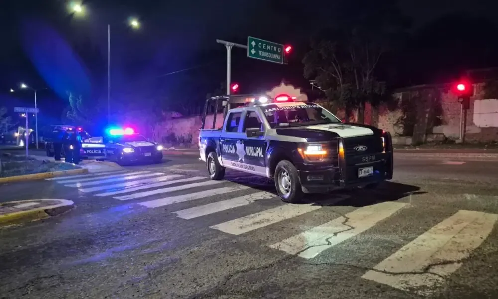 Una mujer fue capturada mientras corría con un niño en brazos, aparentemente bajo el efecto de drogas.
