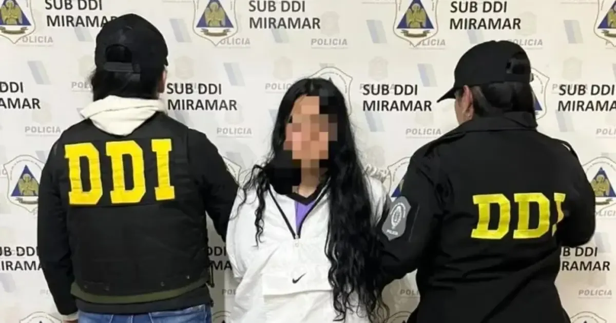 Una mujer fue arrestada tras apuñalar a una joven para robarle su bicicleta.
